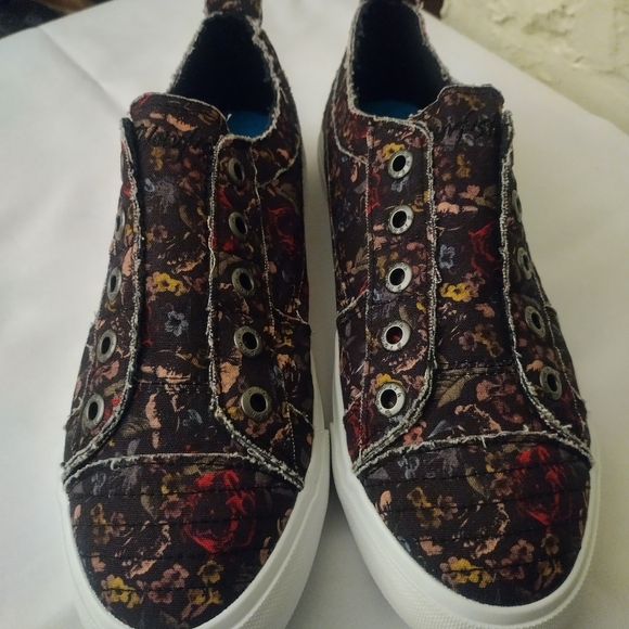 Women's Floral Lace-Up Sneakers - Picture 1 of 5